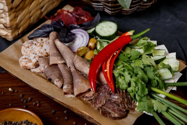 Ассорти южных мясных деликатесов