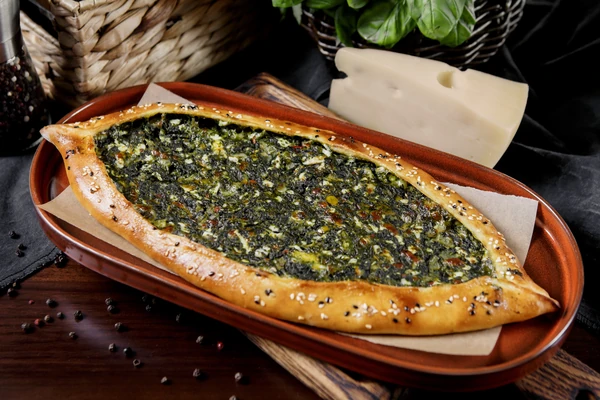 Пиде (шпинат, лук, болгарский перец, томаты и домашний сыр)
