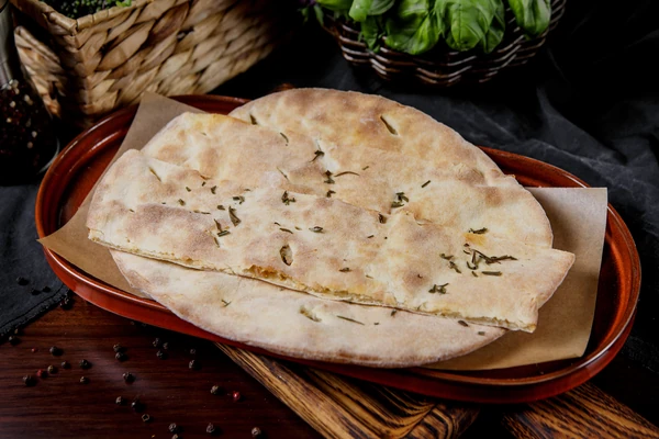 Южная лепешка с чабрецом, розмарином и чесноком